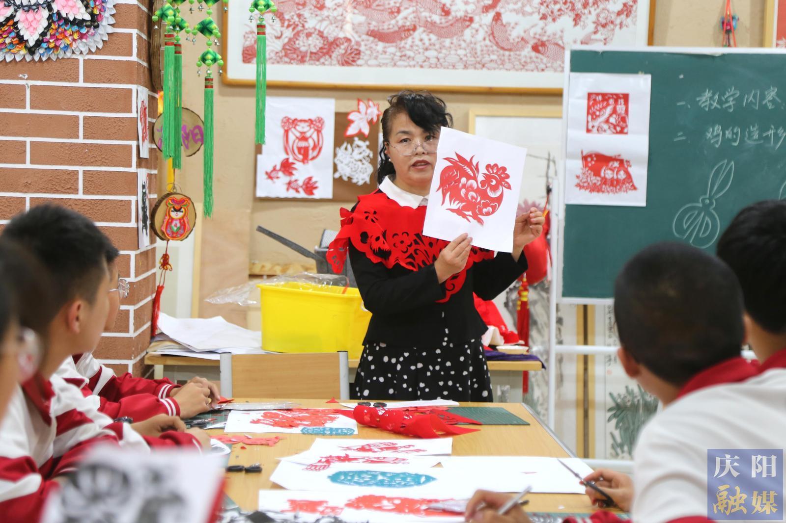 【攝影報(bào)道】西峰區(qū)：非遺剪紙進(jìn)校園 文化傳承“活起來(lái)”