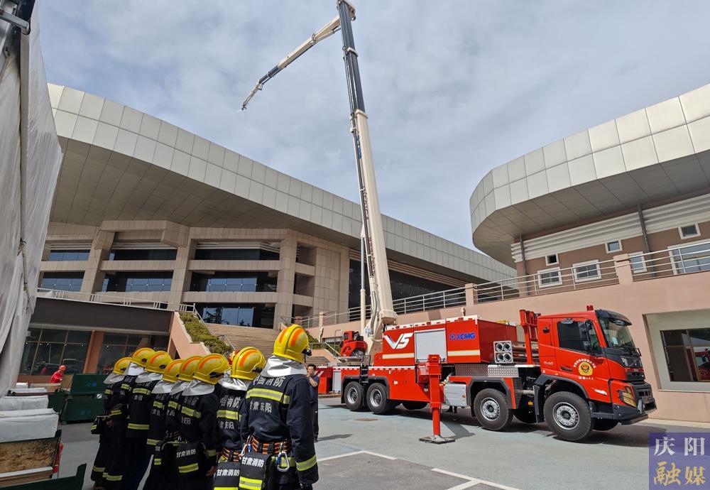 【攝影報(bào)道】慶陽(yáng)市消防救援支隊(duì)開(kāi)展“香包節(jié)”前專項(xiàng)消防演練