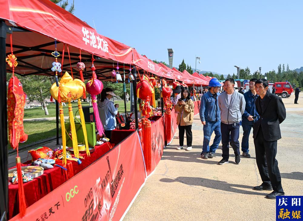 【攝影報(bào)道】華池縣賽事現(xiàn)場(chǎng)搭建多元展示平臺(tái) 特色好物盡顯地域風(fēng)情