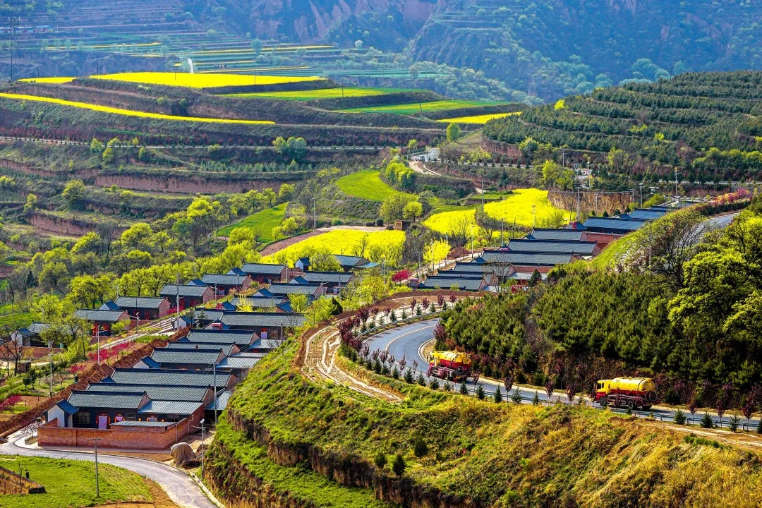 【“亮牌子、樹(shù)形象、展風(fēng)采”城鄉(xiāng)文明創(chuàng)建巡禮】慶陽(yáng)市西峰區(qū)顯勝鄉(xiāng)毛寺村：“四維共進(jìn)” 繪就文明鄉(xiāng)村新畫(huà)卷