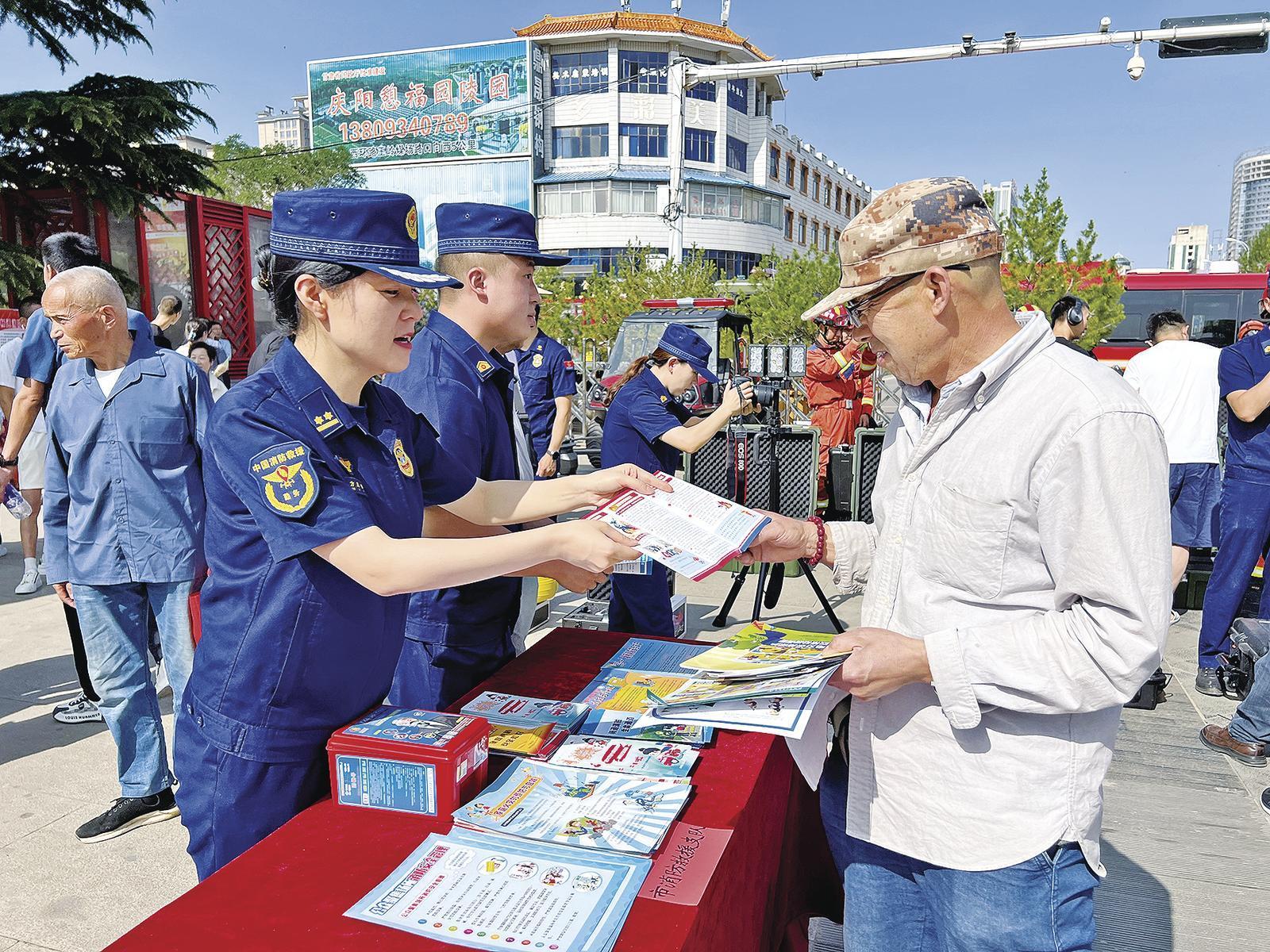 慶陽市、西峰區(qū)安委辦聯(lián)合開展“安全宣傳咨詢?nèi)铡被顒印?>

                        <div   id=