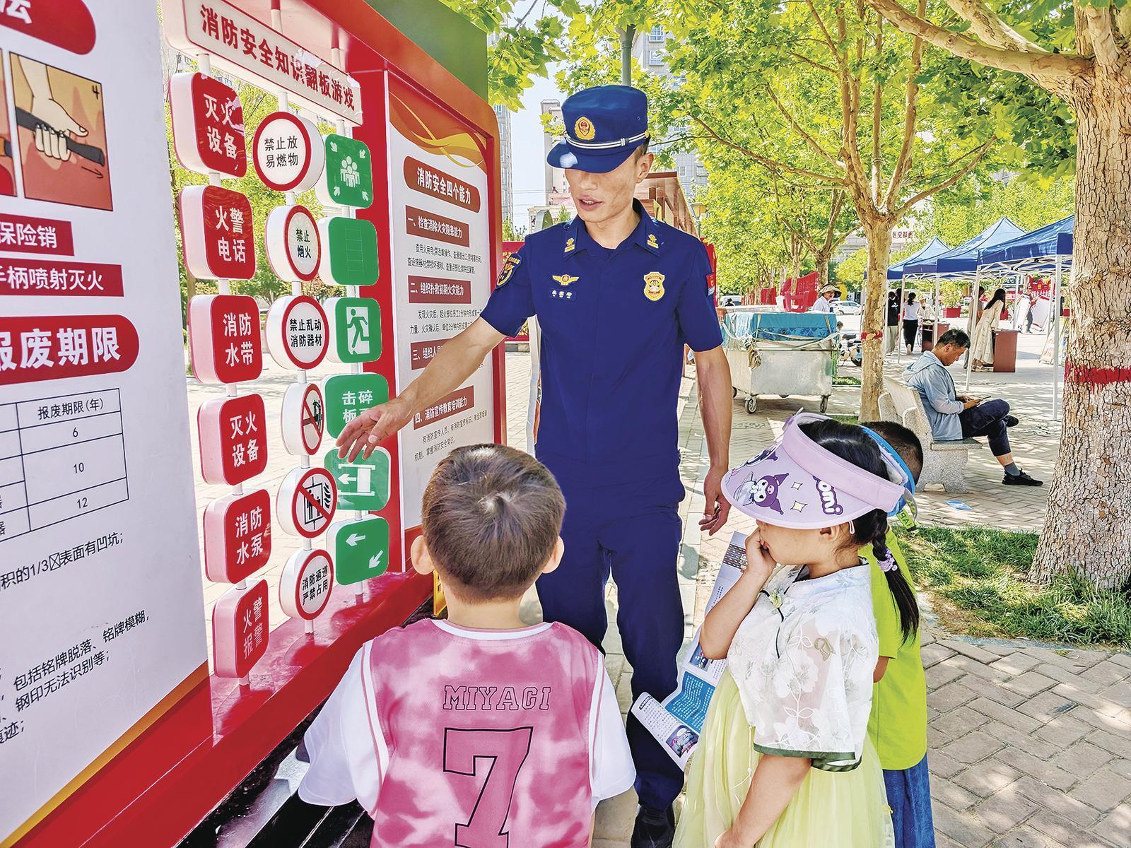 鎮(zhèn)原縣安委辦聯(lián)合相關(guān)部門(mén)開(kāi)展“安全宣傳咨詢(xún)?nèi)铡被顒?dòng)