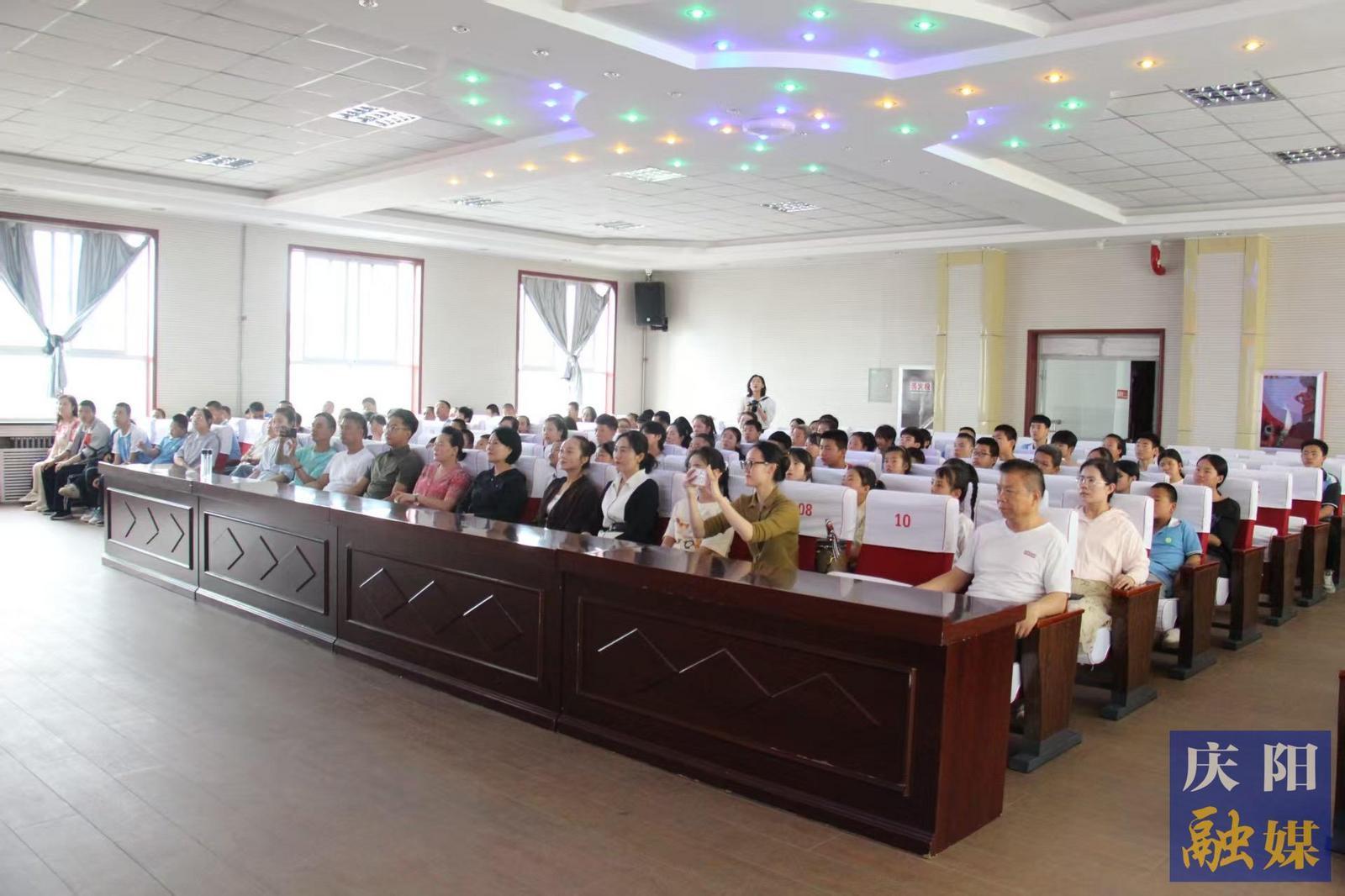 【點(diǎn)亮美好教育】以藝術(shù)之名叩響心靈之窗——慶陽(yáng)市藝潤(rùn)教師藝術(shù)團(tuán)開(kāi)展“藝路同行 愛(ài)潤(rùn)特教”公益送教活動(dòng)