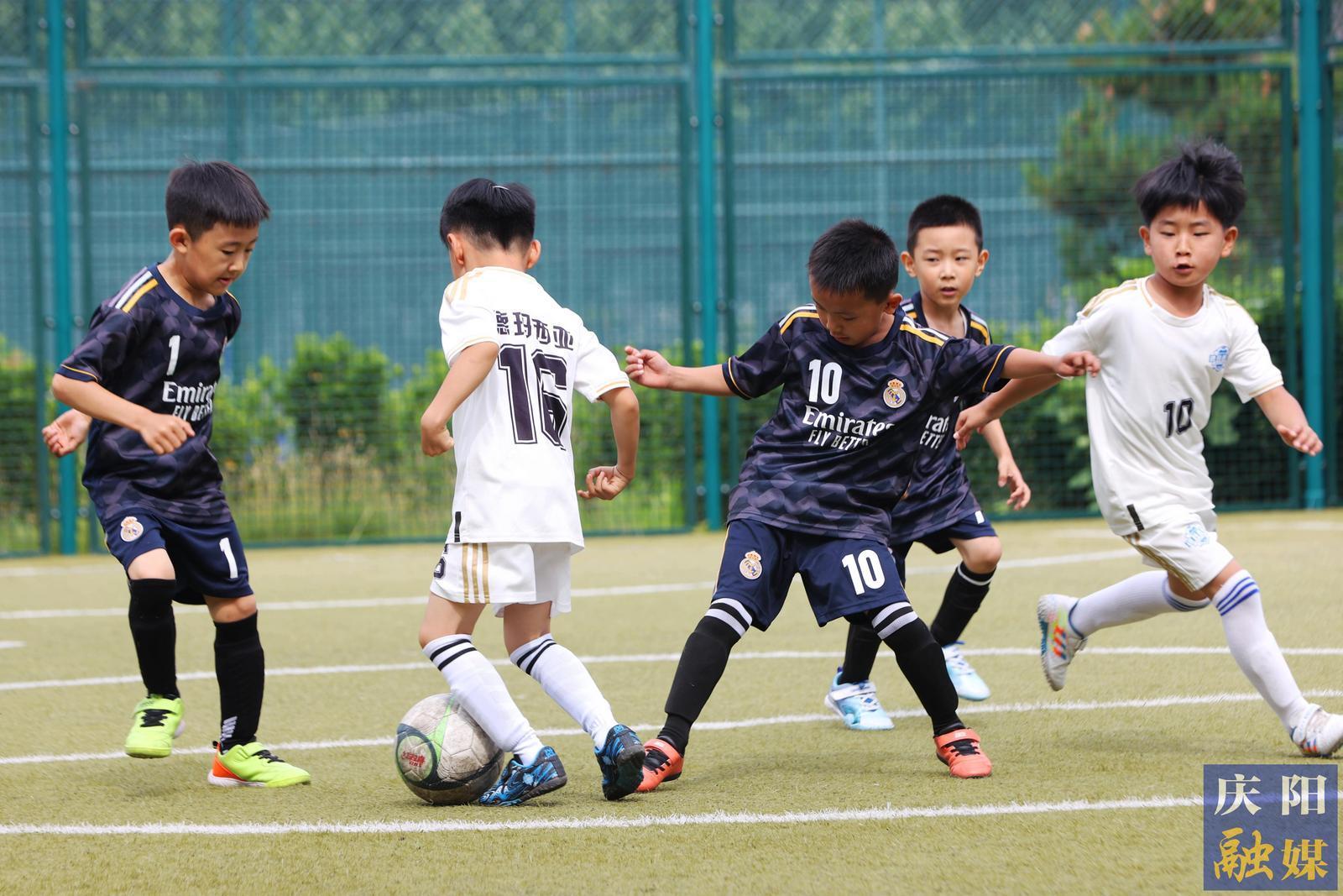 【攝影報(bào)道】萌娃盛夏鏖戰(zhàn)綠茵場(chǎng)——第十屆“博苑杯”足球聯(lián)賽舉行