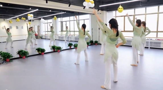 歷經(jīng)十余載風雨兼程，夢玉女子藝術團在各界關懷下茁壯成長