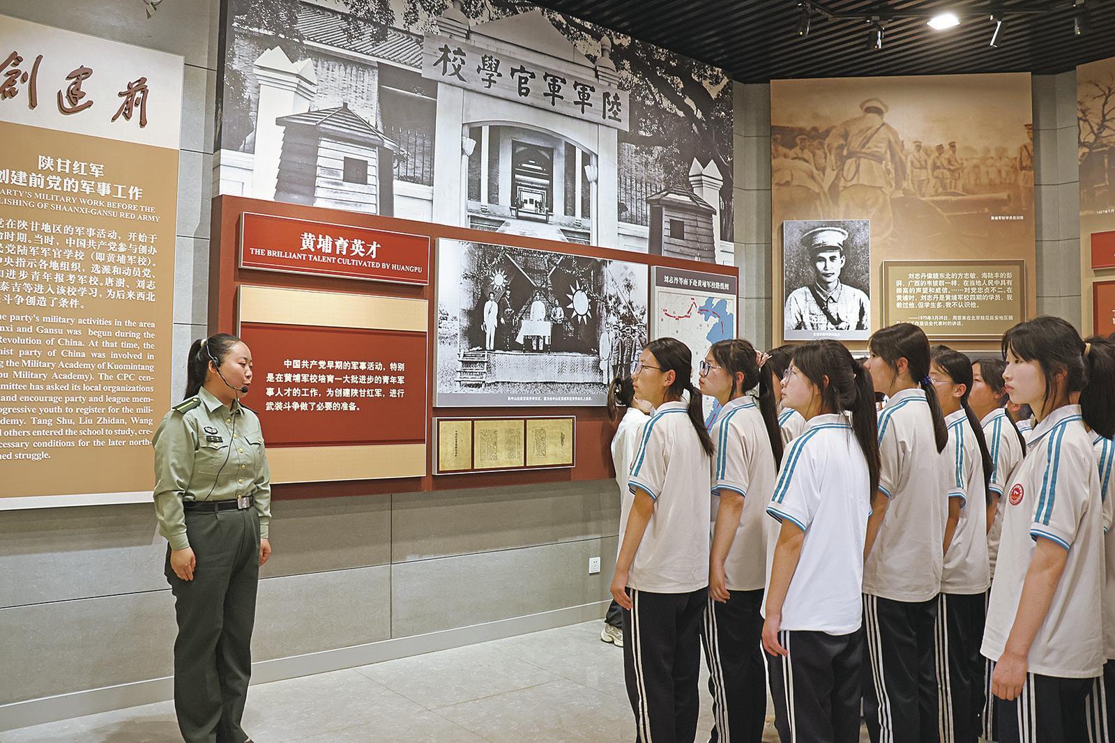 講解員為學(xué)生們講解