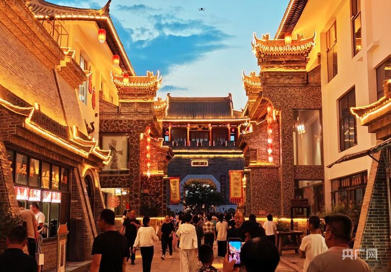 “與輝同行閱山河”甘肅行｜“走播+定點(diǎn)帶貨”點(diǎn)燃慶陽(yáng)文旅新熱度