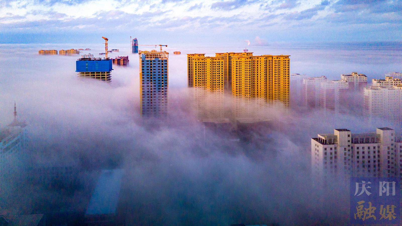 【美圖慶陽】雨后西峰晨霧如海 城市變身“天空之城”