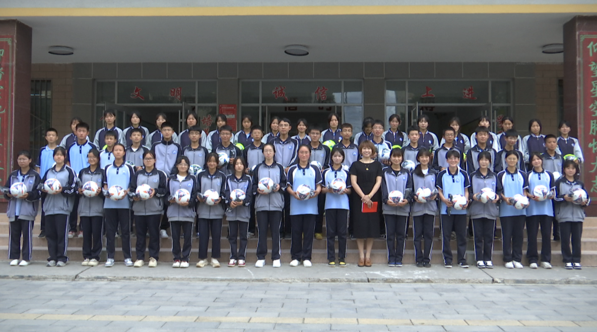天津支教教師情系合水 捐贈足球裝備助力綠茵夢想