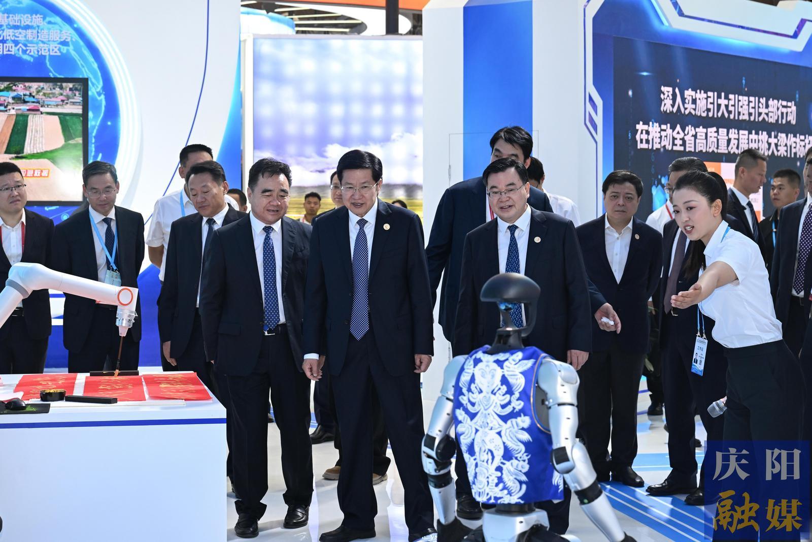 第三十一屆中國(guó)蘭州投資貿(mào)易洽談會(huì)開(kāi)幕 高云龍胡昌升任振鶴莊國(guó)泰等巡視慶陽(yáng)展館