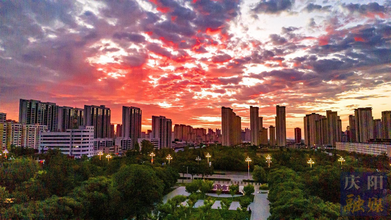 【圖說慶陽】朝霞彩虹映西峰