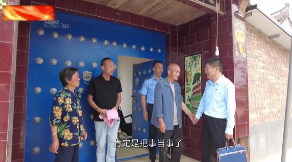 【慶陽榜樣】李鵬飛：把群眾的事當(dāng)成自己的事他能在凌晨兩點提著水桶沖向火場救出11條人命；他能為一樁積怨16年的鄰里糾紛上門調(diào)解9次；他能讓刑滿釋放人員重新找到生活的希望。他就是寧縣中村鎮(zhèn)政府信訪和矛盾糾紛調(diào)處干部李鵬飛