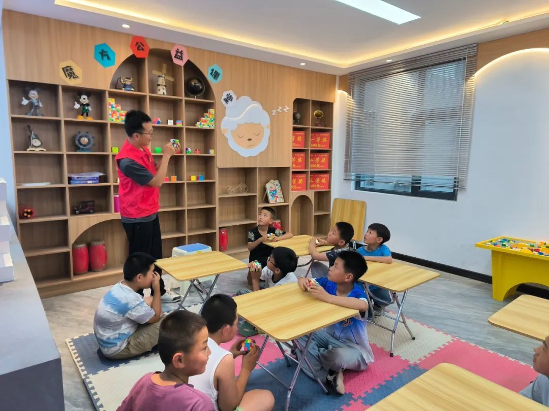 華池縣元城社區(qū)：魔方公益課堂開課啦，智趣童年“魔”力開啟！