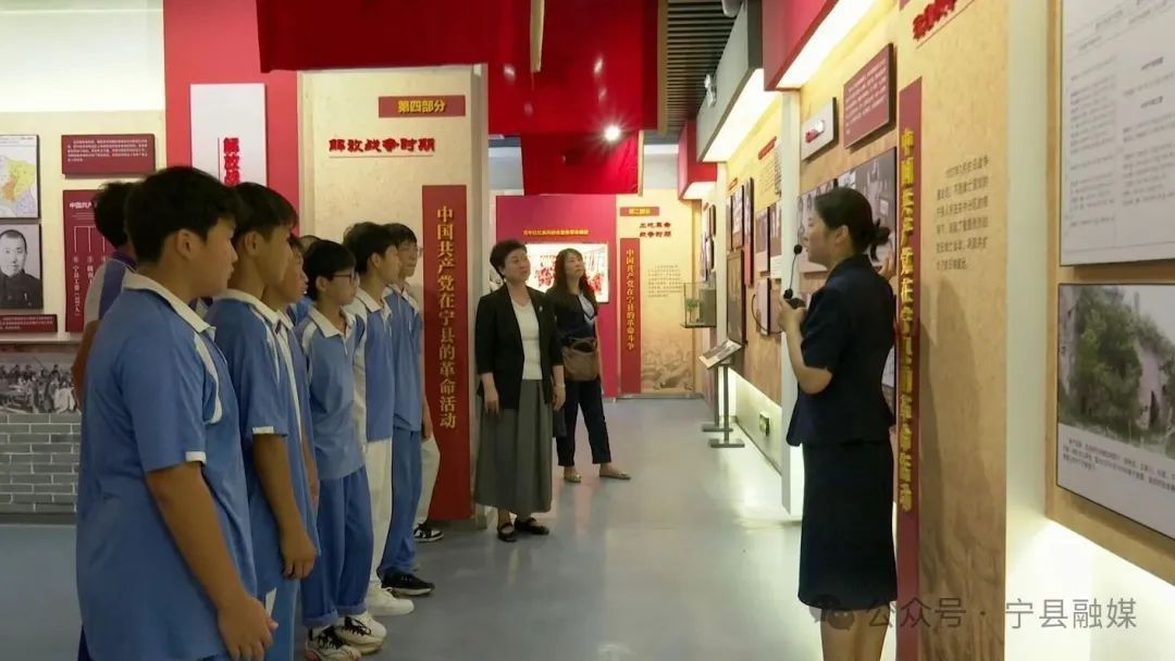 天津市河?xùn)|區(qū)校園足球隊(duì)師生來(lái)寧縣參觀王孝錫烈士紀(jì)念館