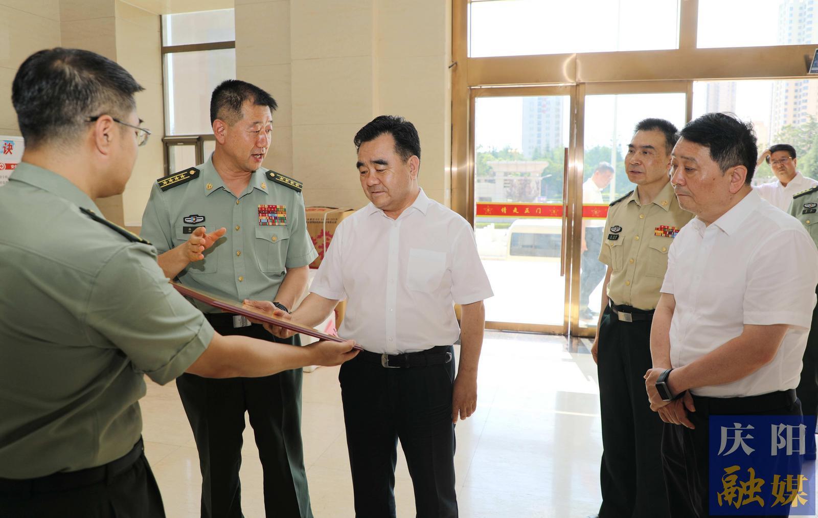 黃澤元周繼軍“八一”建軍節(jié)前看望慰問駐慶部隊(duì)官兵