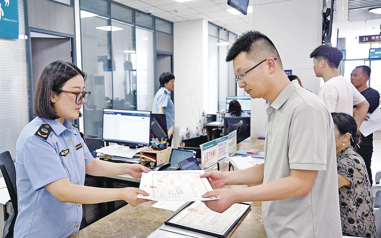 西峰區(qū)首張“個轉(zhuǎn)企”紙質(zhì)版營業(yè)執(zhí)照