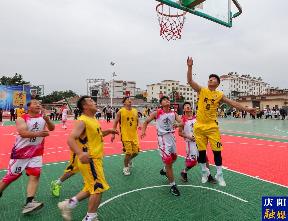 【攝影報(bào)道】2025年慶陽市“大賢杯”和美鄉(xiāng)村籃球大賽暨“平泉·村BA”火熱開賽