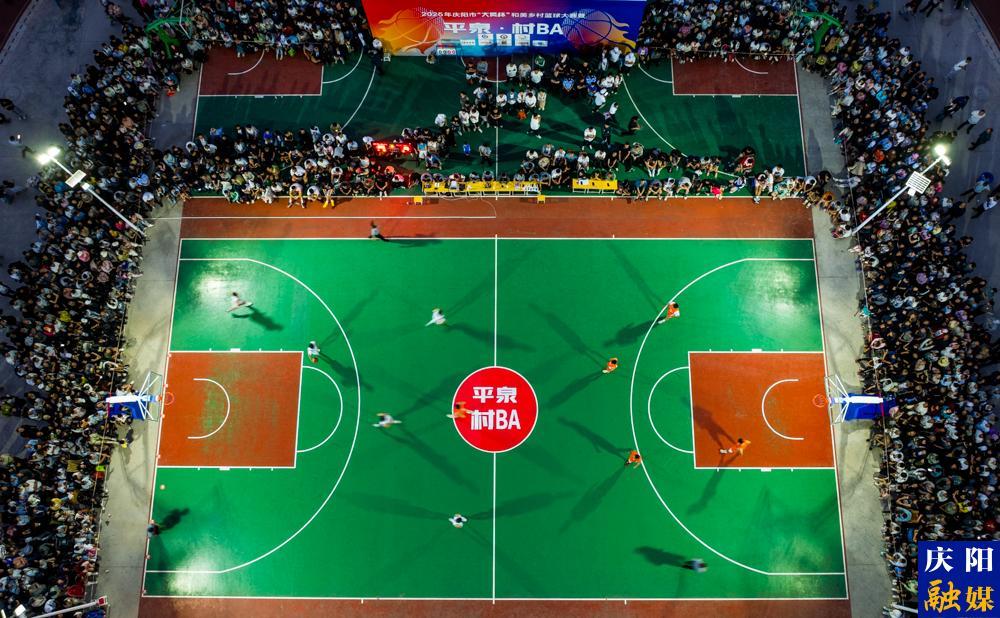 【攝影報(bào)道】慶陽(yáng)市“大賢杯”和美鄉(xiāng)村籃球大賽暨“平泉·村BA”第六天 賽程過(guò)半 精彩“籃”不住