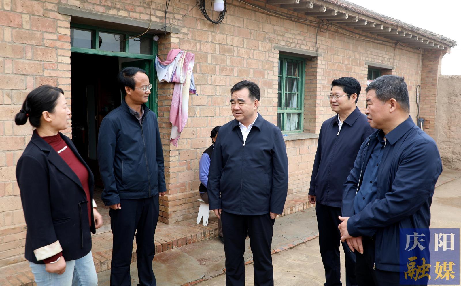 黃澤元在鎮(zhèn)原縣調(diào)研時強調(diào) 抓實抓細(xì)有效銜接各項工作 打贏打好五年過渡期收官戰(zhàn)