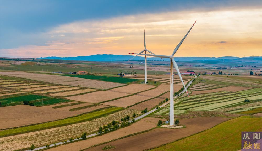 【攝影報道】環(huán)縣南湫風電場  繪就初秋新畫卷