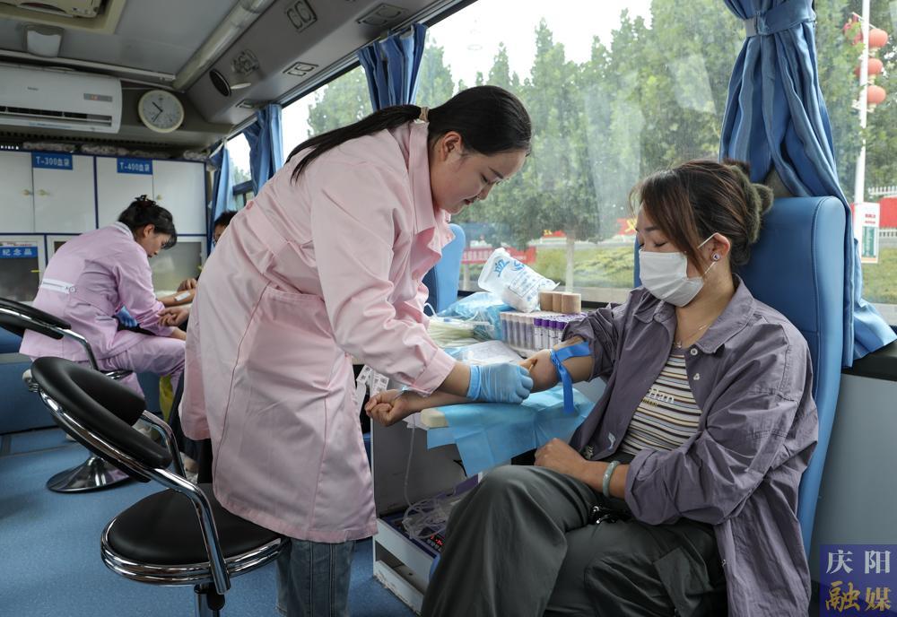 【攝影報(bào)道】合水縣舉行2025年無償獻(xiàn)血宣傳日活動(dòng)