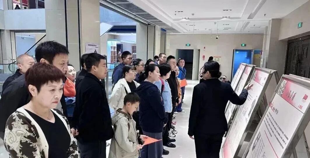 國慶期間慶陽市博物館眾多游客參與紅色文化流動展覽講解活動