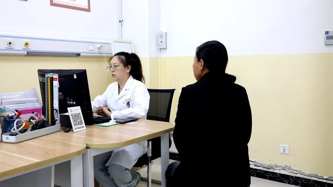 國(guó)慶“不打烊”：華池白衣執(zhí)甲護(hù)生命 綠衣穿梭遞溫情