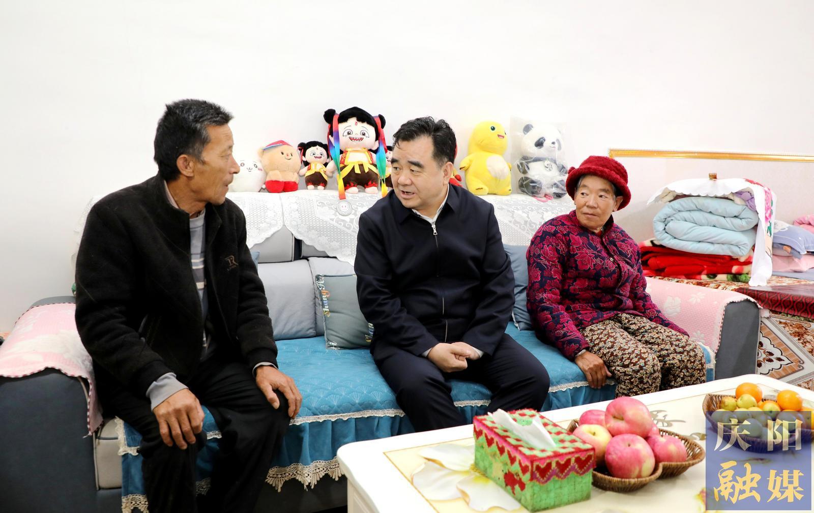 黃澤元在環(huán)縣蘆家灣鄉(xiāng)調研時強調 全力以赴打好五年過渡期收官戰(zhàn) 堅決守牢不發(fā)生規(guī)模性返貧底線