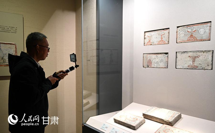 何以中國·壁畫里的中國丨一磚一景見風(fēng)華 探尋魏晉壁畫磚里的千年煙火氣