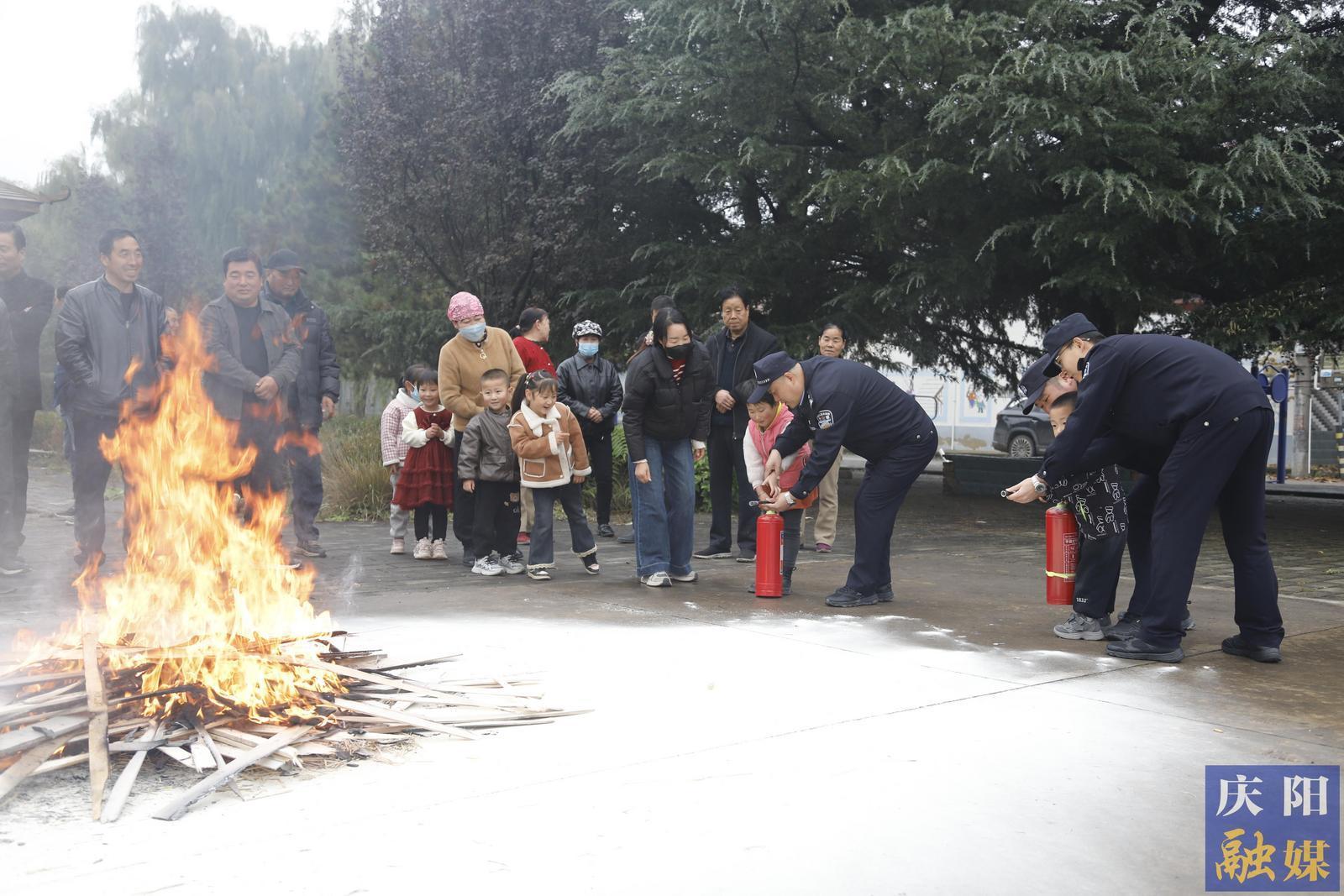 【攝影報(bào)道】西峰公安開(kāi)展冬季消防安全進(jìn)村組宣傳演練活動(dòng)