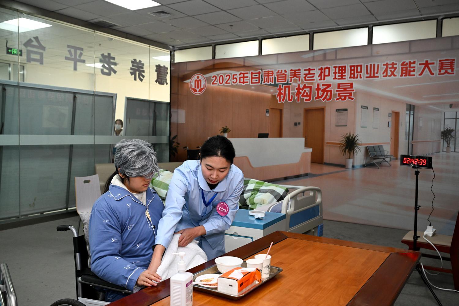 【攝影報(bào)道】比拼激烈！甘肅省養(yǎng)老護(hù)理職業(yè)技能大賽在慶陽(yáng)開(kāi)賽