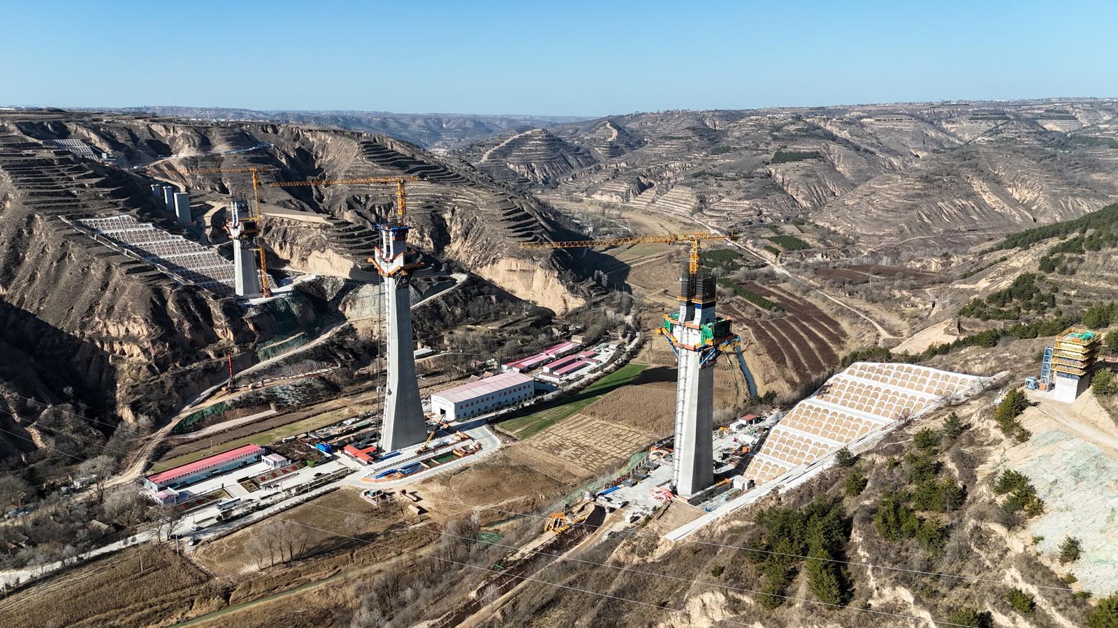 【攝影報(bào)道】平慶鐵路蒲河特大橋建設(shè)加快推進(jìn)