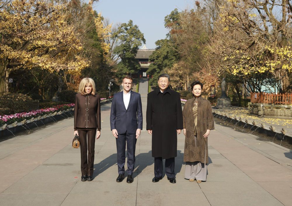 習(xí)近平同法國(guó)總統(tǒng)馬克龍?jiān)诔啥歼M(jìn)行友好交流