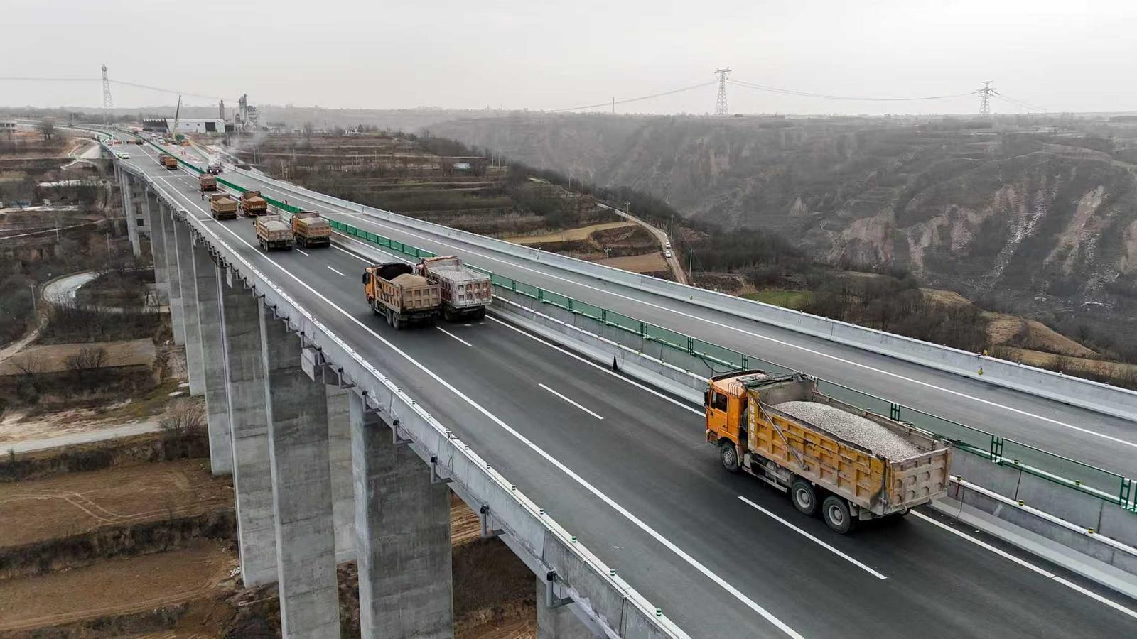 G309線西合公路的關(guān)鍵控制性工程——六合特大橋進(jìn)行橋梁荷載試驗(yàn)