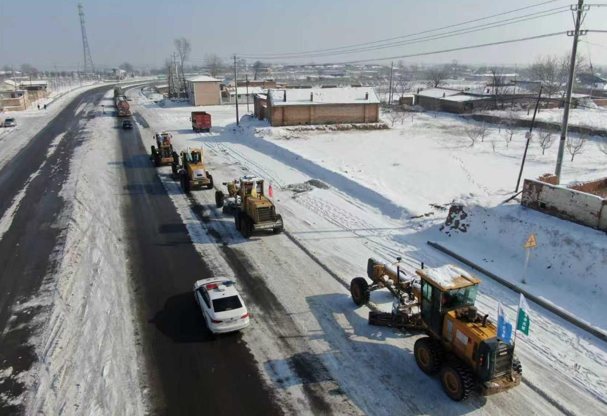 與雪鏖戰(zhàn)48小時(shí)！中交一航局掃雪除冰保暢通 齊心協(xié)力護(hù)民生
