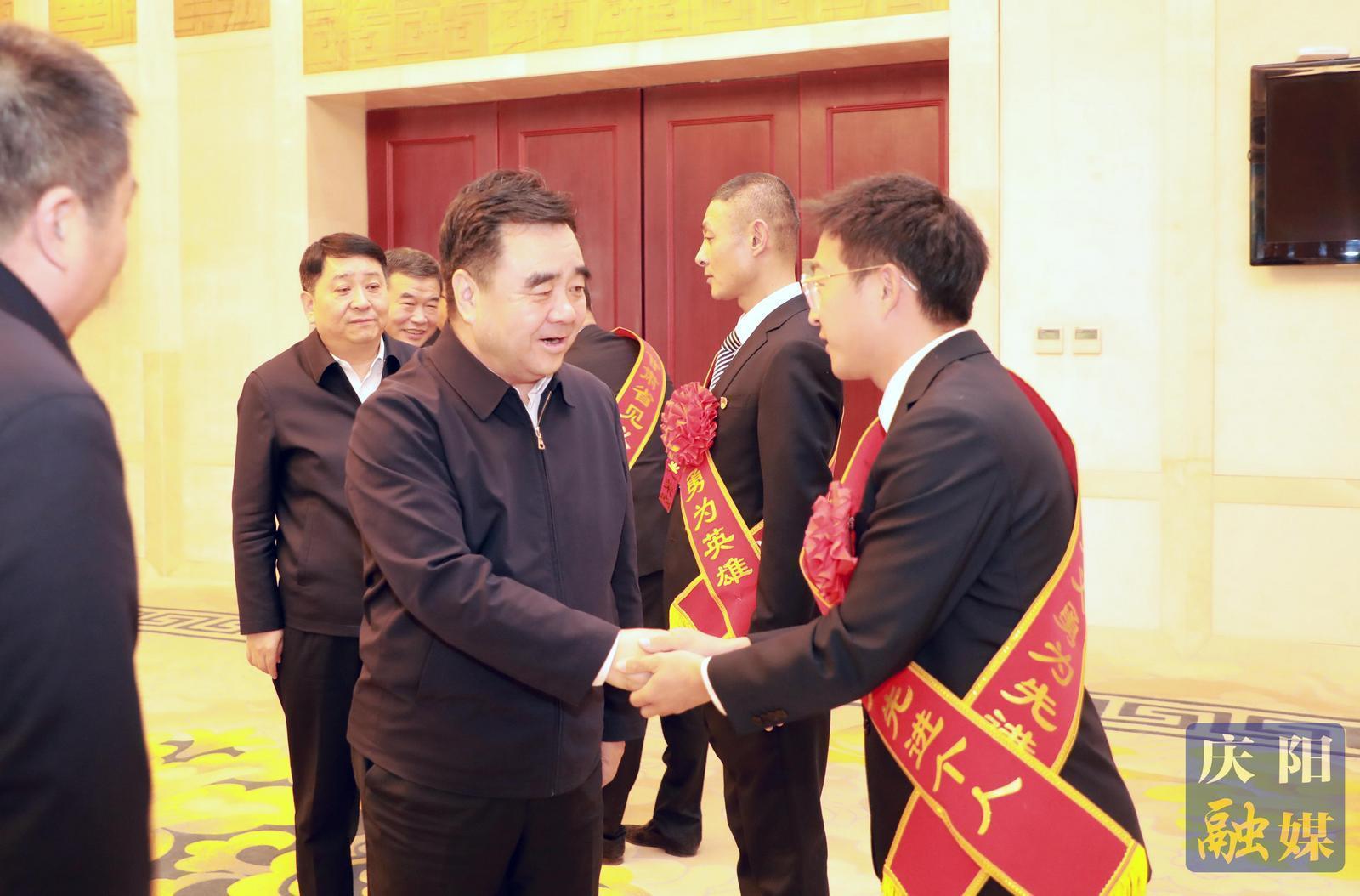 黃澤元周繼軍會(huì)見慶陽市受表彰的全省見義勇為英雄模范和先進(jìn)個(gè)人