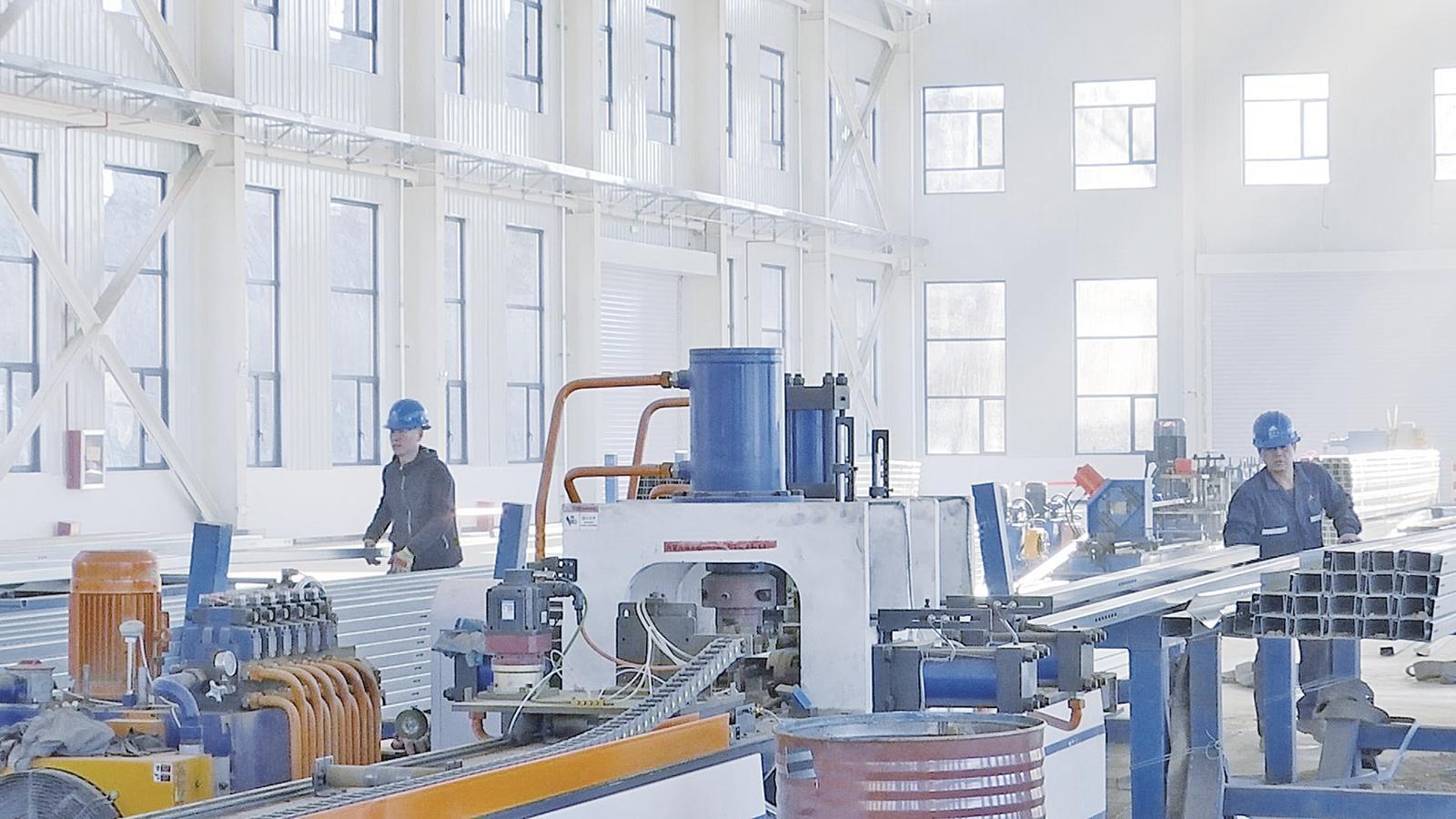 瑞豐達(dá)光伏支架制造項(xiàng)目投產(chǎn) 鎮(zhèn)原縣新能源裝備制造領(lǐng)域?qū)崿F(xiàn)“零”突破