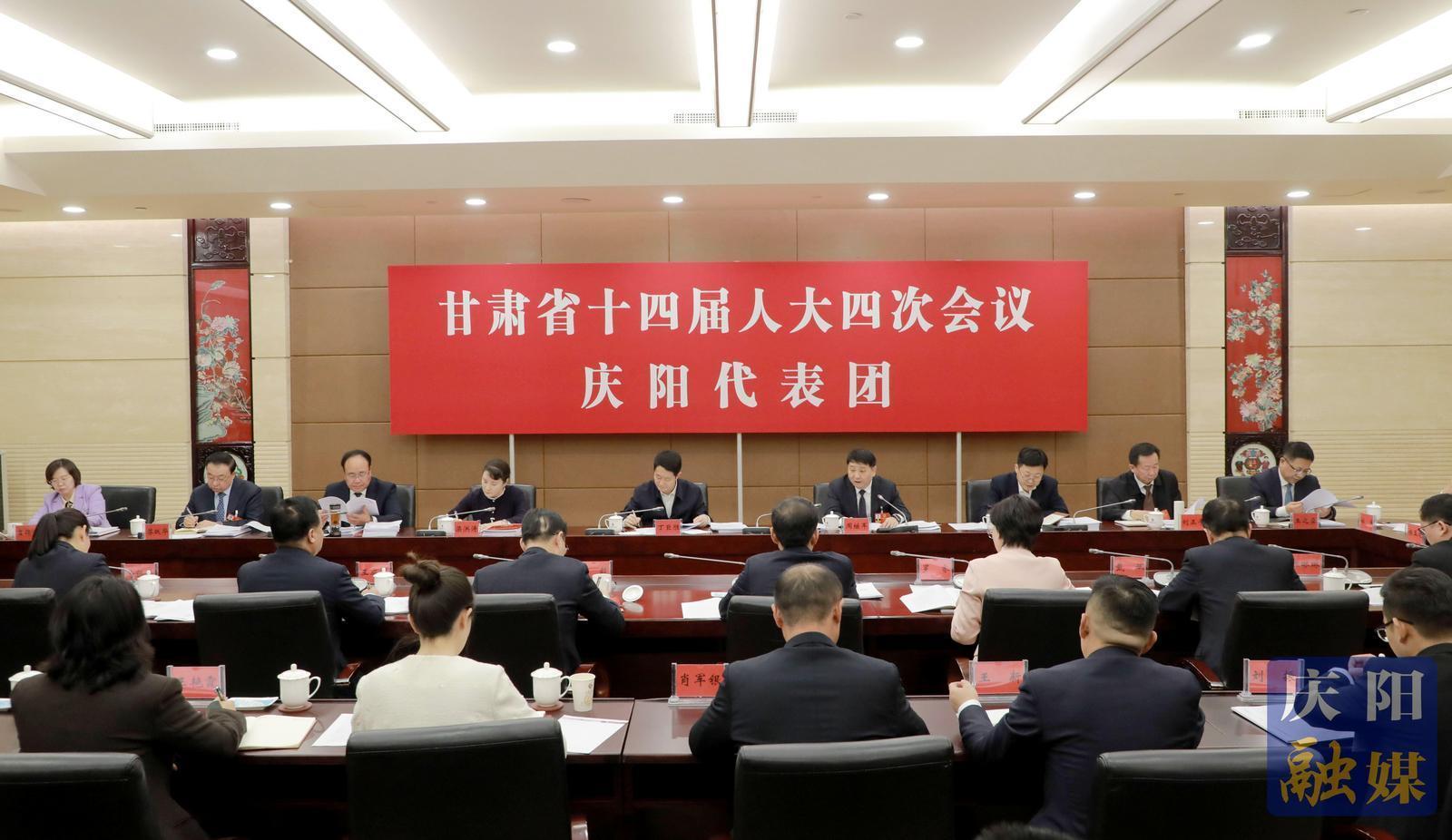 周繼軍在審議省政府工作報(bào)告審查“十五五”規(guī)劃綱要草案時(shí)說(shuō)  堅(jiān)決扛起“挑大梁作標(biāo)桿”責(zé)任擔(dān)當(dāng)  為譜寫中國(guó)式現(xiàn)代化甘肅篇章作出新的更大貢獻(xiàn)