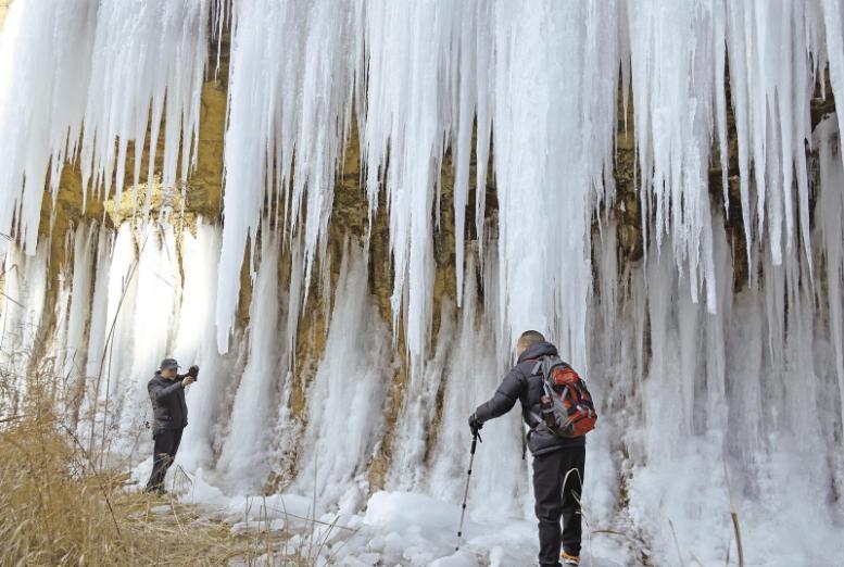 冰瀑美景入畫來