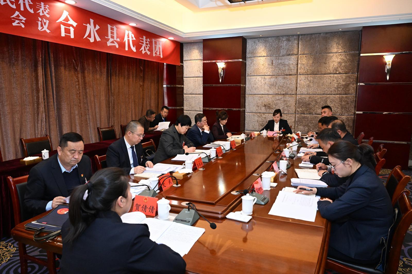 【圖說兩會(huì)】慶陽市人大代表審議市人大常委會(huì)工作報(bào)告和市法檢“兩院”工作報(bào)告