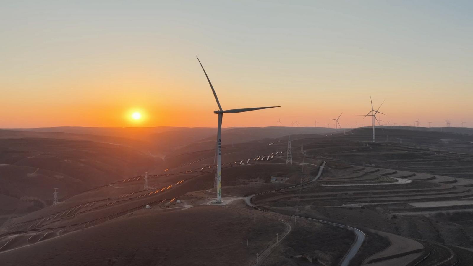 隴東能源基地實(shí)現(xiàn)歷史性跨越：千萬(wàn)千瓦級(jí)清潔能源基地全面建成——慶陽(yáng)探索能源轉(zhuǎn)型新路徑觀察