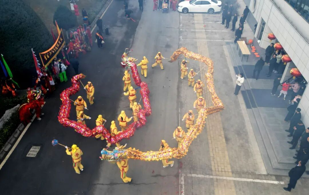 【我們的節(jié)日·元宵】西峰區(qū)董志鎮(zhèn)：社火表演進機關(guān) 新春奮進啟新程