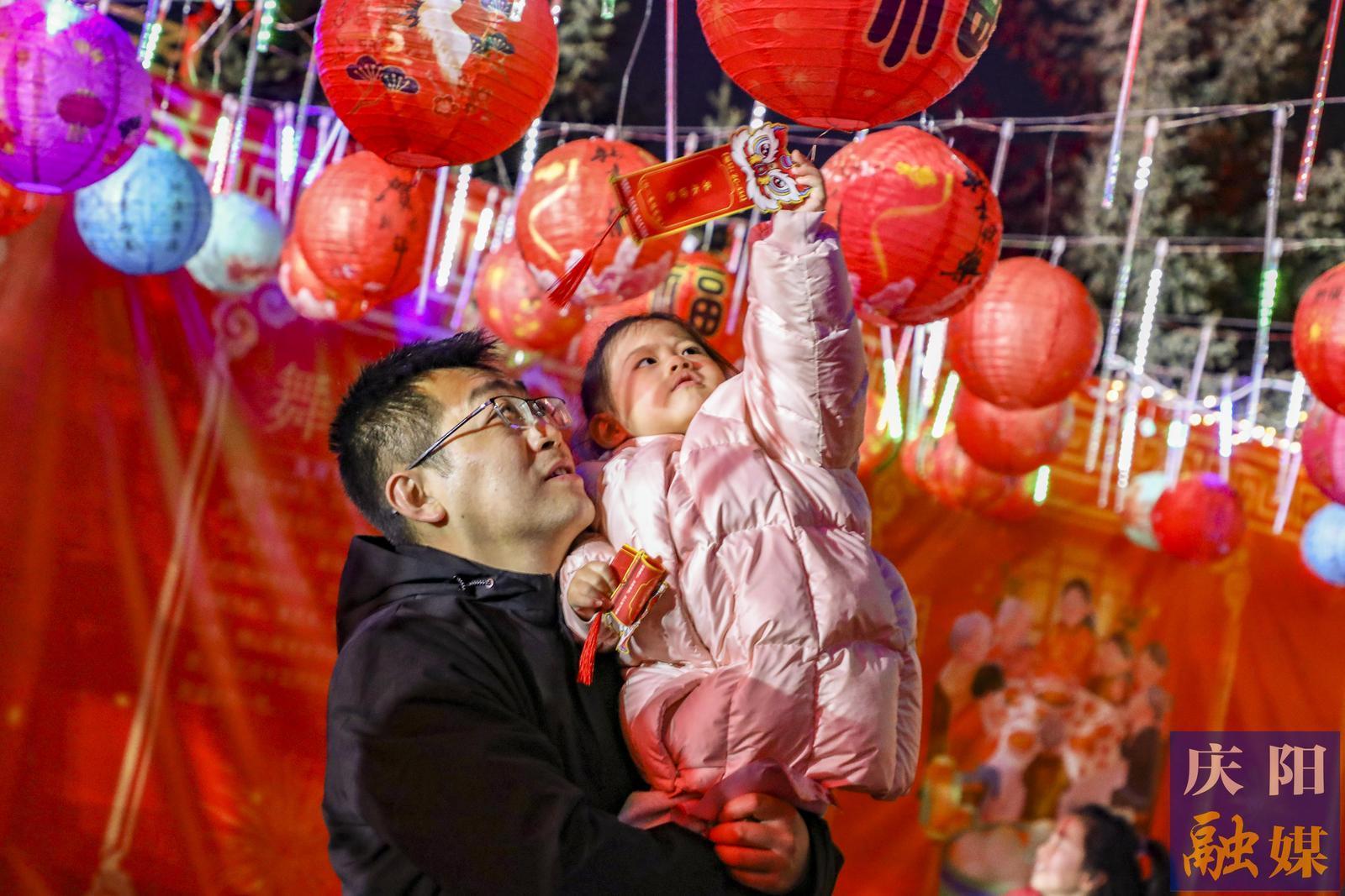 【攝影報(bào)道】“金馬迎春賀新歲·張燈結(jié)彩慶元宵”2026年慶陽市元宵節(jié)燈謎競(jìng)猜活動(dòng)舉行