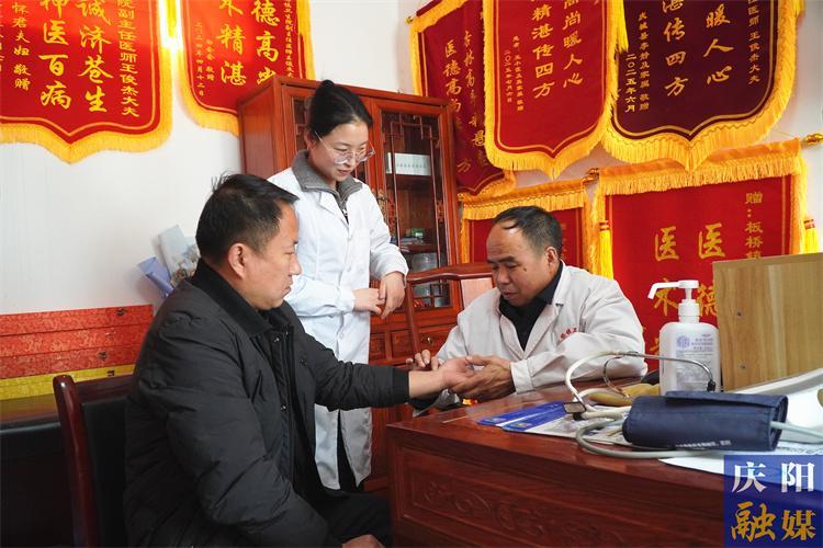 王俊杰：一把草藥一方情