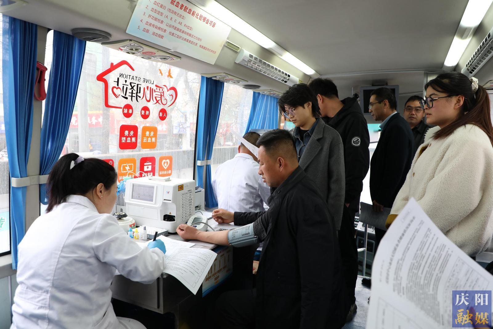 【攝影報道】環(huán)縣衛(wèi)健系統(tǒng)開展無償獻血活動 80人獻血25800毫升