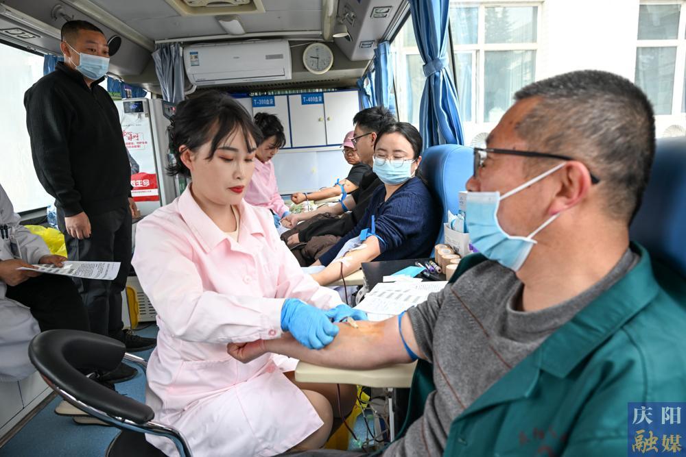【攝影報道】為愛挽袖！慶陽市人民醫(yī)院職工無償獻血暖人心