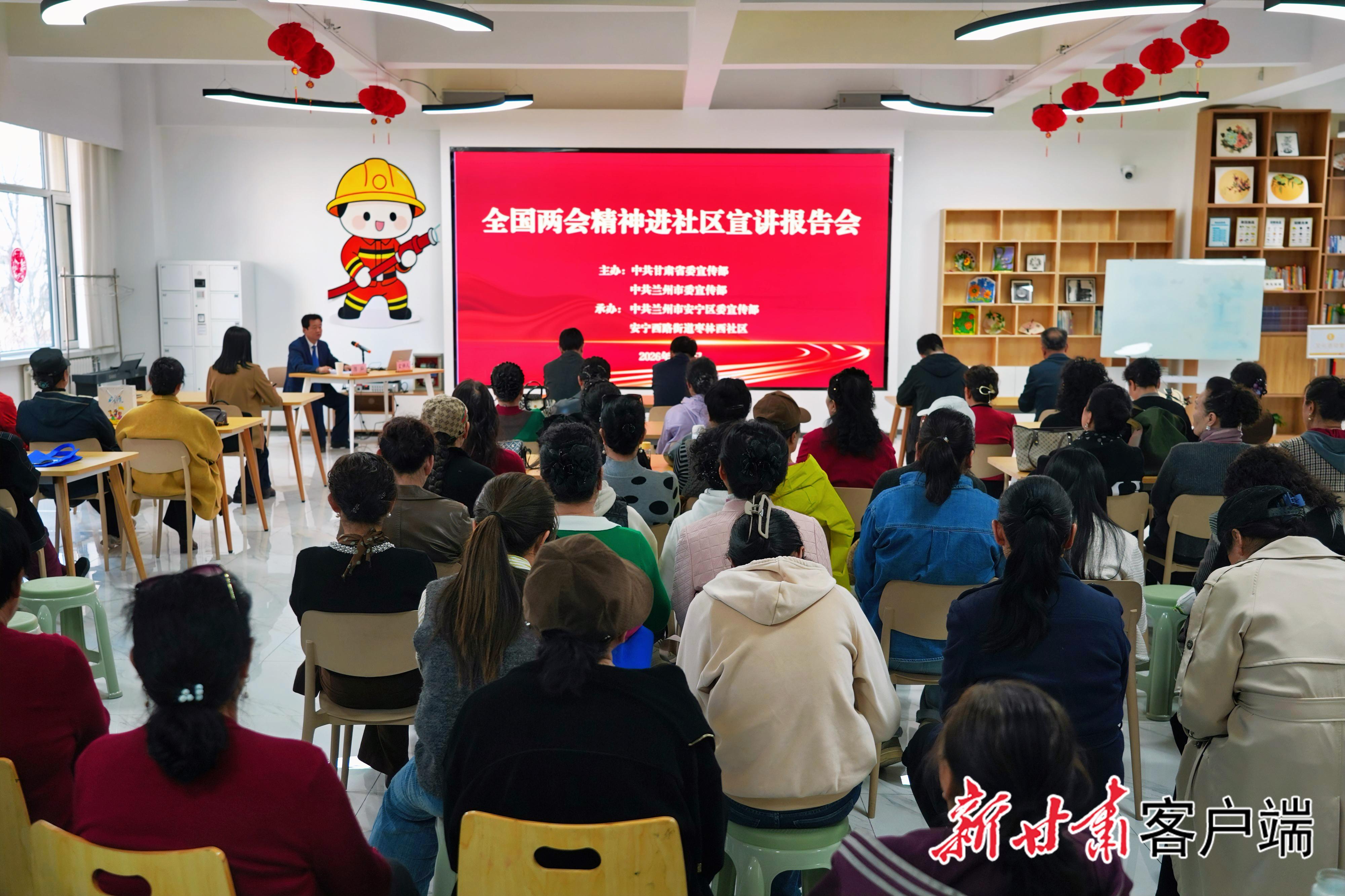 【代表委員在基層】全國(guó)人大代表陳燦——把兩會(huì)聲音送到百姓心坎上