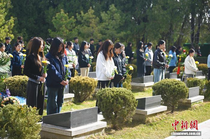 “時(shí)空信箱”成中國(guó)年輕一代清明祭掃新載體