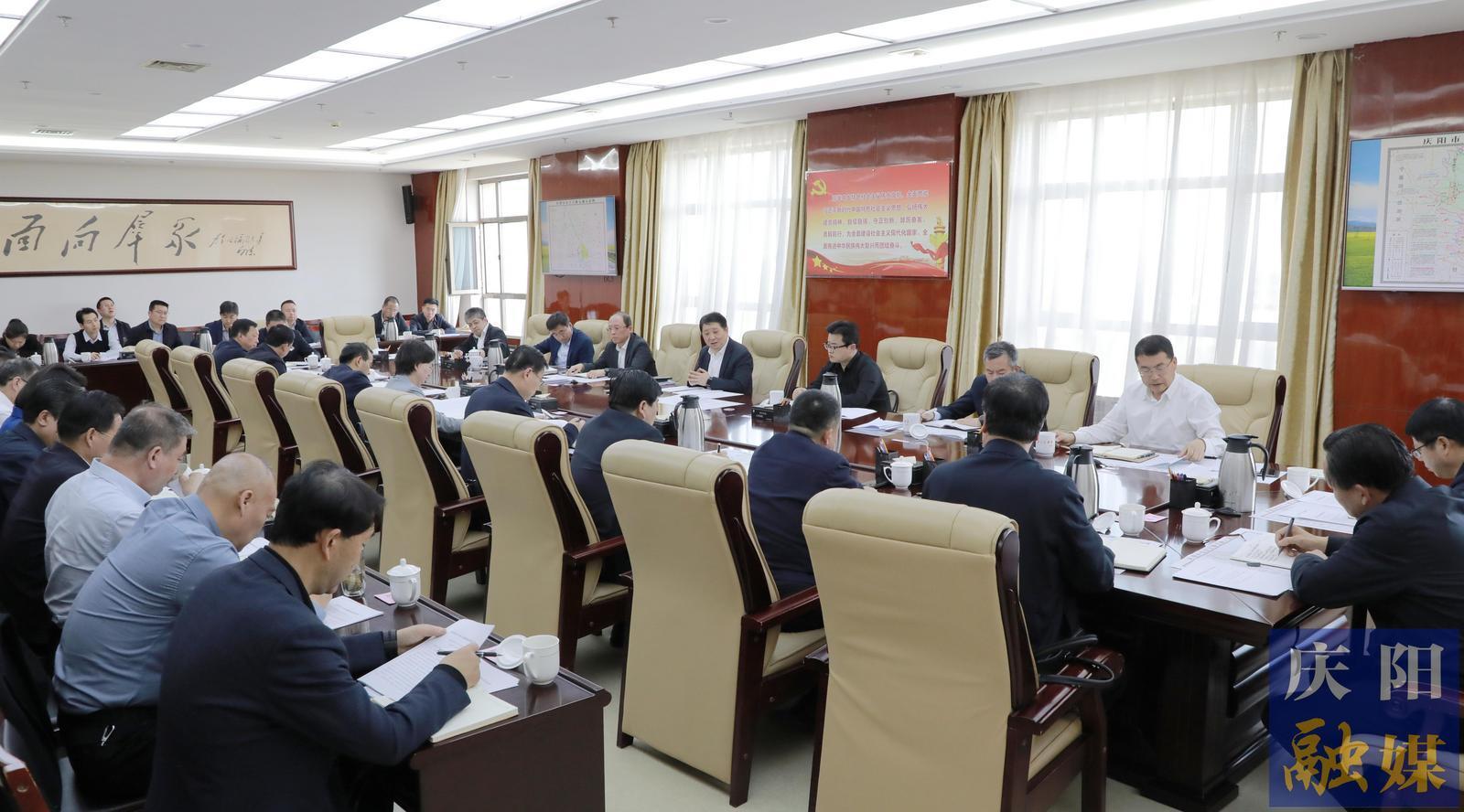 周繼軍在五屆市委財(cái)經(jīng)委員會(huì)第六次會(huì)議上強(qiáng)調(diào) 加快構(gòu)建現(xiàn)代化綜合立體交通網(wǎng)絡(luò) 更好引領(lǐng)支撐經(jīng)濟(jì)社會(huì)高質(zhì)量發(fā)展