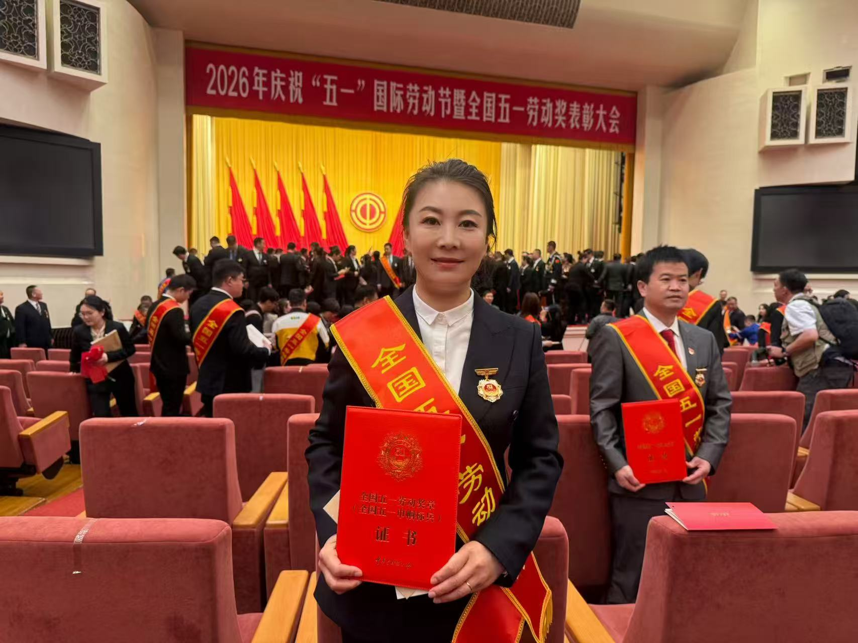 黃土峁上的“領(lǐng)頭雁”——記環(huán)縣“全國五一勞動獎(jiǎng)?wù)拢ㄈ珖逡唤韼綐?biāo)兵）”獲得者楊清艷